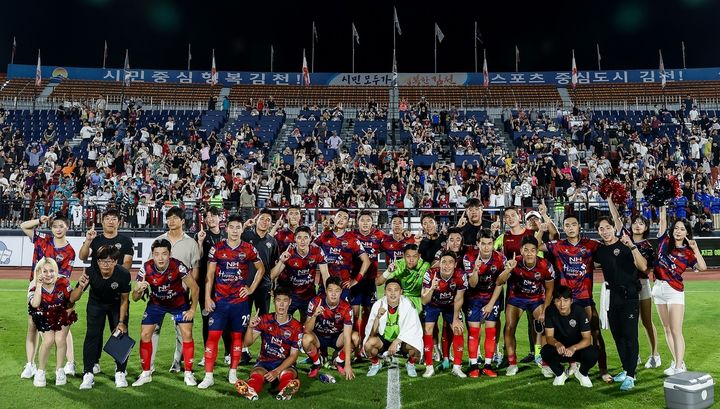 김천상무가 아산전 승리 후 기념사진을 찍고 있다. (사진=김천상무 제공) *재판매 및 DB 금지