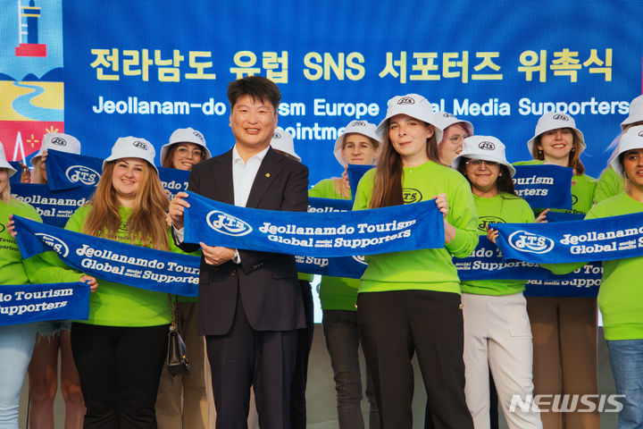 [무안=뉴시스] 전남도가 박창환 정무부지사 등이 참석한 가운데 25일 독일 박물관 강변축제 마인강변 주무대 개막식에서 '전남 관광 유럽지역 누리소통망(SNS) 서포터즈 위촉식'을 진행했다. (사진=전남도 제공) 2023.08.27. photo@newsis.com