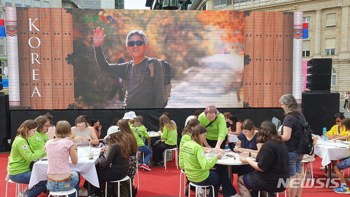 [무안=뉴시스] 전남도가 25일 개막한 독일 박물관 강변축제에 한국(전남) 관광 홍보관을 열고 압화 부채만들기 등 다양한 한국 전통 체험행사를 진행했다. (사진=전남도 제공) 2023.08.27. photo@newsis.com