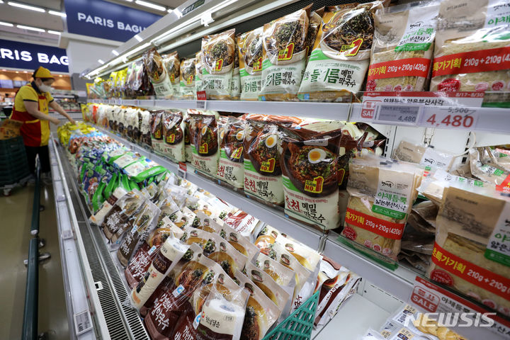 [서울=뉴시스] 김명년 기자 = 통계청에 따르면 지난달 전체 물가 상승률이 전년 대비 2.3%에 그친 반면 먹거리 물가는 가공식품 중심으로 큰폭의 상승세를 이어갔다. 가공식품이 6.8%, 외식물가도 5.9% 올랐다. 27일 오전 서울시내 한 대형마트에서 시민들이 장을 보고 있다. 2023.08.27. kmn@newsis.com