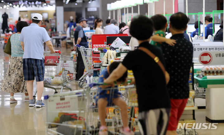 [서울=뉴시스] 김명년 기자 = 통계청에 따르면 지난달 전체 물가 상승률이 전년 대비 2.3%에 그친 반면 먹거리 물가는 가공식품 중심으로 큰폭의 상승세를 이어갔다. 가공식품이 6.8%, 외식물가도 5.9% 올랐다. 27일 오전 서울시내 한 대형마트에서 시민들이 장을 보고 있다. 2023.08.27. kmn@newsis.com