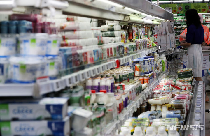 [서울=뉴시스] 김명년 기자 = 통계청에 따르면 지난달 전체 물가 상승률이 전년 대비 2.3%에 그친 반면 먹거리 물가는 가공식품 중심으로 큰폭의 상승세를 이어갔다. 가공식품이 6.8%, 외식물가도 5.9% 올랐다. 27일 오전 서울시내 한 대형마트에서 시민들이 장을 보고 있다. 2023.08.27. kmn@newsis.com