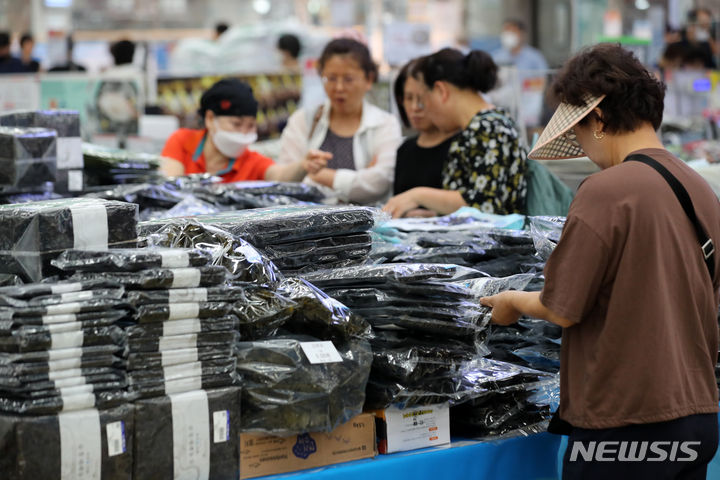 [서울=뉴시스] 김명년 기자 = 일본 정부가 후쿠시마 제1원전 오염수 방류를 시작한지 나흘째인 27일 오전 서울시내 한 대형마트에서 시민들이 김과 미역 등을 구매하고 있다. 2023.08.27. kmn@newsis.com