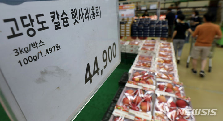 [서울=뉴시스] 김명년 기자 = 올해 태풍과 장마, 폭염의 영향으로 사과 가격이 폭등하면서 추석을 앞둔 소비자들의 고민이 깊어지고 있다. 27일 오전 서울시내 한 대형마트에서 시민들이 사과를 살펴보고 있다. 2023.08.27. kmn@newsis.com