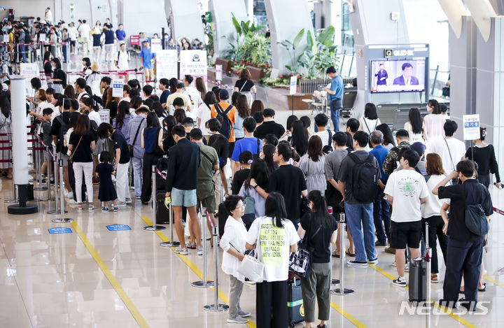 [서울=뉴시스] 정병혁 기자 = 지난 8월27일 서울 강서구 김포국제공항 국내선 탑승장이 여행객들로 붐비고 있다. 2023.10.24. jhope@newsis.com