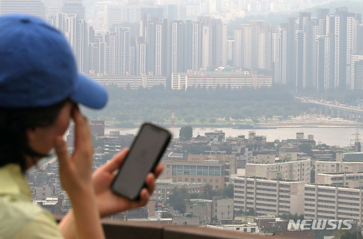 [서울=뉴시스] 조성우 기자 = 서울 아파트 매매가격이 14주 연속 상승했다. 한국부동산원에 따르면 8월 셋째 주 전국 주간 아파트가격 동향을 조사한 결과 매매가격은 0.07% 올라 전주(0.04%) 대비 0.03%포인트 상승했다. 사진은 27일 서울 남산에서 바라본 아파트 단지 모습. 2023.08.27. xconfind@newsis.com