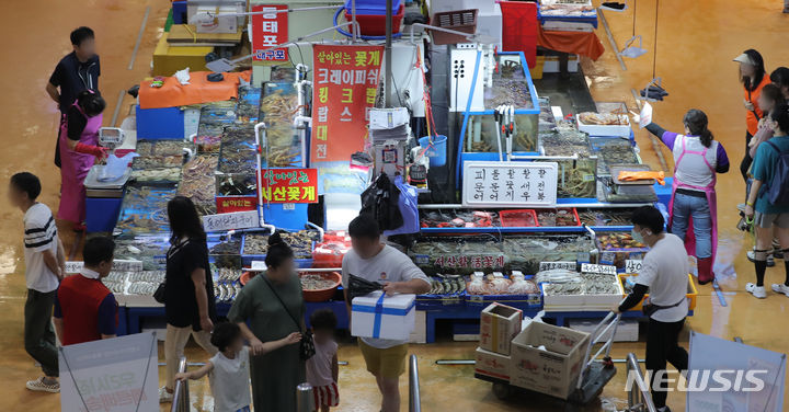 [서울=뉴시스] 김금보 기자 = 일본 후쿠시마 제1원자력발전소 오염 처리수 방류 후 첫 주말을 맞은 27일 오전 서울 동작구 노량진 수산시장에서 손님들이 수산물을 살펴보고 있다. 2023.08.27. kgb@newsis.com