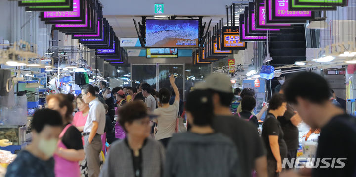 [서울=뉴시스] 김금보 기자 = 일본 후쿠시마 제1원자력발전소 오염 처리수 방류 후 첫 주말을 맞은 27일 오전 서울 동작구 노량진 수산시장에서 손님들이 수산물을 살펴보고 있다. 2023.08.27. kgb@newsis.com