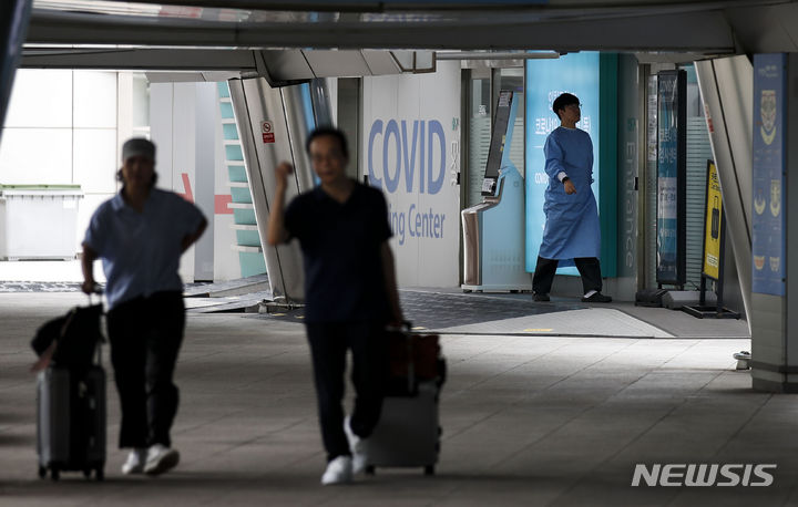 [인천공항=뉴시스] 정병혁 기자 = 오는 31일부터 코로나19가 인플루엔자(독감) 수준인 4급 감염병으로 관리됨에 따라 진단검사비 일부가 유료화된다. 병·의원에서 신속항원검사(RAT) 시 기존 진찰비(5000원) 외에 검사비 2만~5만원을 추가로 내야 한다. 팍스로비드 등 코로나19 치료제는 내년 상반기부터 유료로 전환하는 방안도 검토 중이다. 27일 인천국제공항 제1터미널에 설치된 코로나19 선별진료소 앞에서 여행객들이 이동하고 있다. 2023.08.27. jhope@newsis.com