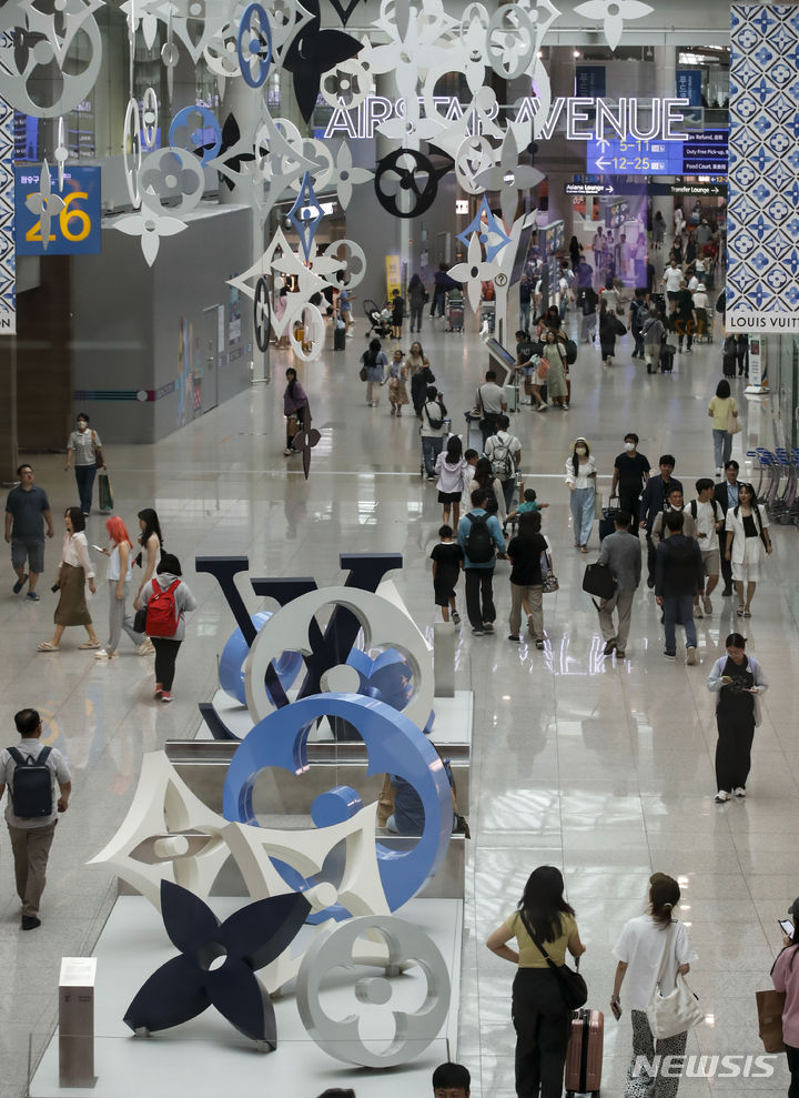 [서울=뉴시스] 정병혁 기자 = 사진은 지난 27일 인천국제공항 제1터미널 면세구역이 여행객들로 붐비는 모습. 2023.08.29. jhope@newsis.com