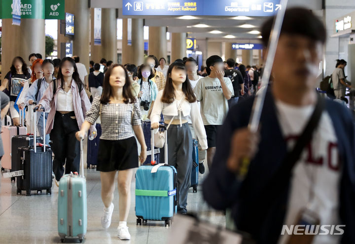 [서울=뉴시스] 정병혁 기자 = 지난해 8월27일 인천국제공항 제1터미널로 입국한 중국인 단체 관광객들이 버스에 탑승하기 위해 이동하고 있다. 2023.08.27. jhope@newsis.com