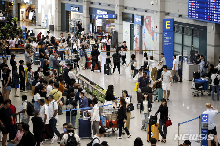 [인천공항=뉴시스] 정병혁 기자 = 27일 인천국제공항 제1터미널 입국장이 여행객들로 붐비고 있다. 2023.08.27. jhope@newsis.com