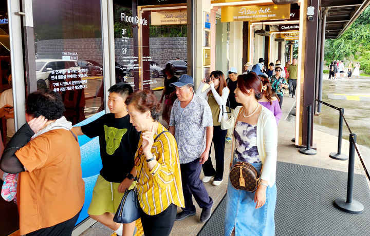 [서울=뉴시스] 이영환 기자 = 지난달 26일 서울 중구 장충동 신라면세점 서울점에서 중국청년여행사(CYTS)를 통한 한국행 첫 패키지 단체 관광객들이 쇼핑을 하기 위해 면세점으로 들어가고 있다. (사진=신라면세점 제공) 2023.08.27. photo@newsis.com *재판매 및 DB 금지