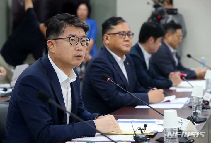 [서울=뉴시스] 배훈식 기자 = 장상윤 교육부 차관이 27일 오후 서울 종로구 정부서울청사에서 열린 교권 회복 및 보호 강화 방안 관련 현장교원 토론회에 참석해 발언하고 있다. 2023.08.27. dahora83@newsis.com