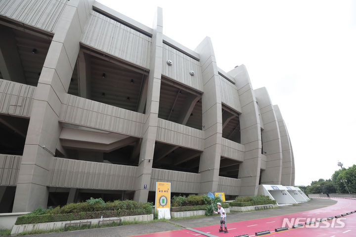 [서울=뉴시스] 김금보 기자 = 2036년 하계올림픽 유치를 위한 서울 올림픽주경기장 리모델링 공사를 앞둔 지난 8월27일 서울 송파구 잠실종합운동장 올림픽주경기장. 2023.08.27. kgb@newsis.com