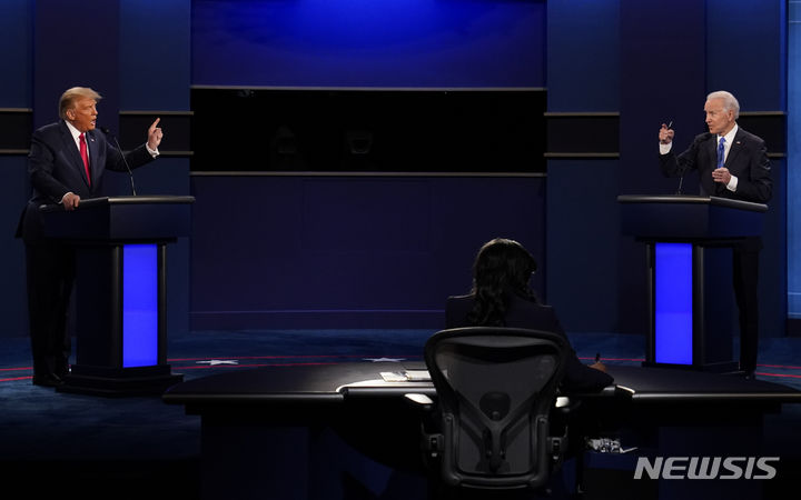 [내슈빌(미 테네시주)=AP/뉴시스]지난 2020년 10월22일 미 테네시주 내슈빌에서 도널드 트럼프 미 대통령(왼쪽, 당시)과 조 바이든 민주당 대통령 후보가 대선 후보 토론을 벌이고 있다. 2024.06.22.