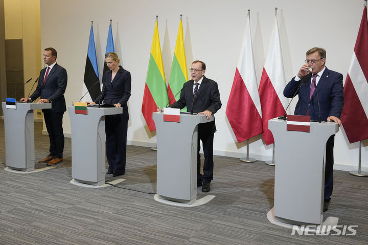 [바르샤바=AP/뉴시스] 폴란드와 발트해 3국 내무장관들이 28일(현지시간) 폴란드 바르샤바에서 회담 후 공동기자회견을 하고 있다. 마리우시 카민스키(오른쪽 두번째) 폴란드 내무장관은 벨라루스 국경에서 군사적 충돌이나 대규모 난민 유입 등 '중대 사건'이 발생할 경우 벨라루스와의 국경을 폐쇄할 것이라고 경고헀다. 2023.08.29.