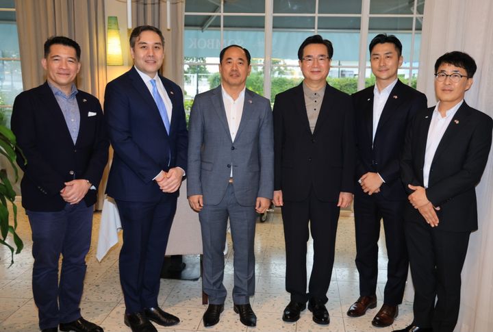 [세종=뉴시스] 정황근 농림축산식품부 장관(왼쪽에서 4번째)이 27일 캄보디아에서 현지 기업인들과 만나 한우 수출 협력 방안을 논의했다. (사진=농식품부 제공) *재판매 및 DB 금지