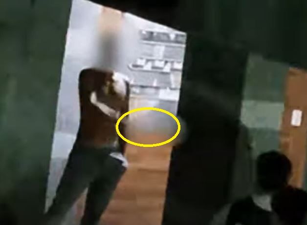 은평구에서 한 남성이 흉기를 휘두르고 있는 모습 (사진=유튜브 캡처) *재판매 및 DB 금지