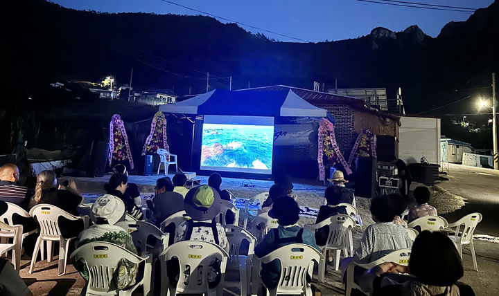 [신안=뉴시스] 영산도 '밤바다 환경영화 축제'. *재판매 및 DB 금지