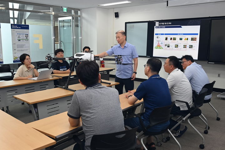 [대전=뉴시스] ETRI 연구진과 더피치 직원들이 농작물 드론 모니터링 서비스에 대해 회의하고 있다. *재판매 및 DB 금지