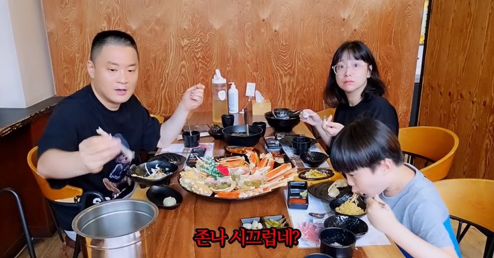 [서울=뉴시스]유튜브 채널 '따규햅번'은 지난 25일 '외식하는데 시끄럽다며 시비 붙었습니다'라는 제목의 영상을 게재했다. (사진=따규햅번 채널 영상 캡처) 2023.08.28. photo@newsis.com *재판매 및 DB 금지