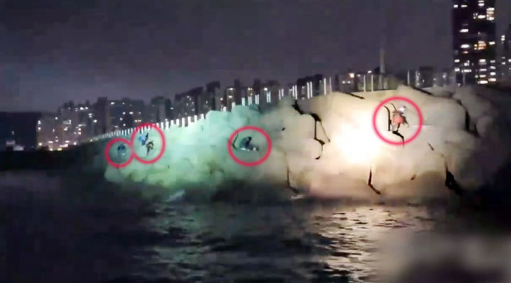 [부산=뉴시스] 부산해양경찰서는 출입통제구역인 부산항의 한 부두 방파제에 들어가 낚시를 한 A씨 등 15명을 항만법 위반 혐의로 적발했다고 28일 밝혔다.(사진=부산해경 제공) 2023.08.28. photo@newsis.com *재판매 및 DB 금지