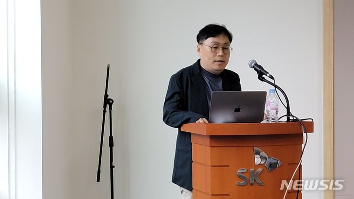 [서울=뉴시스]심동희 SK텔레콤 혁신사업팀장이 28일 SK텔레콤 기자실에서 진행된 '양자보안통신' 관련 기자간담회에서 SK텔레콤의 양자 암호 통신 전략 및 성과에 대해 설명하고 있다. (사진=윤현성 기자)