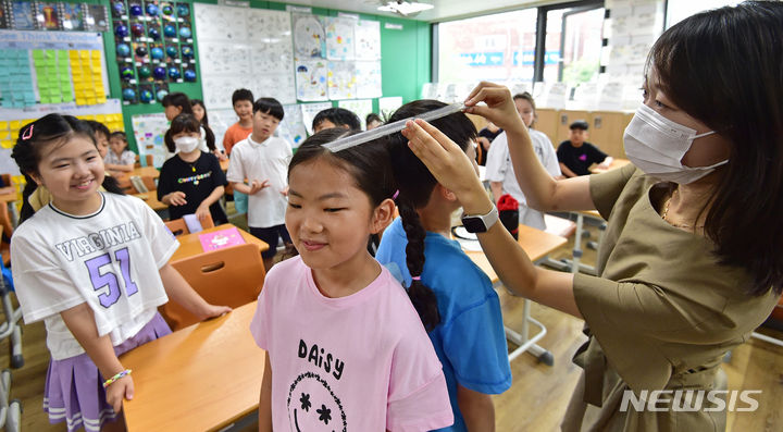 [대구=뉴시스] 이무열 기자 = 개학날인&nbsp; 28일 오전 중구 대구초등학교에서 3학년2반 학생들이 친구들과 키재기를 하고 있다. 2023.08.28. lmy@newsis.com