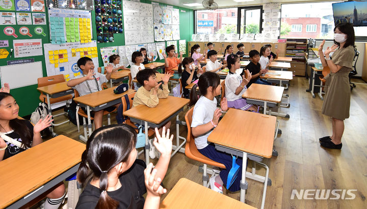 [대구=뉴시스] 대구 중구 대구초등학교 3학년2반 학생들이 오랜만에 만난 선생님과 손을 흔들며 반갑게 인사하고 있다. (사진=뉴시스 DB). photo@newsis.com