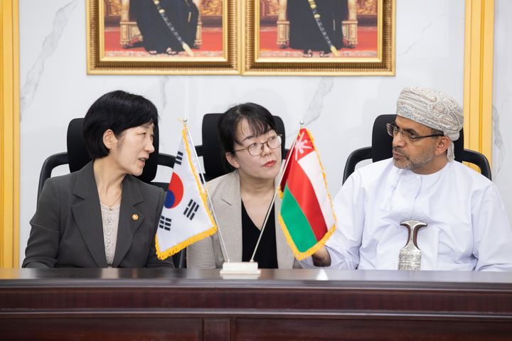 [서울=뉴시스] 한화진 환경부 장관이 27일(현지시간) 오만 무스카트에서 사우드 빈 하무드 알 합시 오만 농수산수자원부 장관과 면담하고 있다. (사진=환경부 제공) 2023.08.28. photo@newsis.com *재판매 및 DB 금지