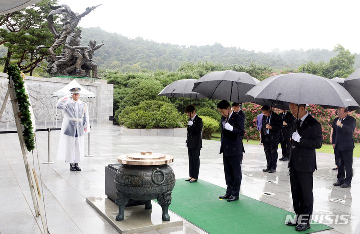 [서울=뉴시스] 조성봉 기자 = 이동관 신임 방송통신위원장이 28일 오전 서울 동작구 국립서울현충원을 찾아 참배하고 있다. 2023.08.28. suncho21@newsis.com