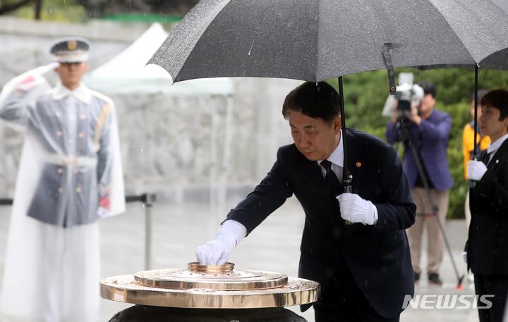 [서울=뉴시스] 조성봉 기자 = 이동관 신임 방송통신위원장이 28일 오전 서울 동작구 국립서울현충원을 찾아 참배하고 있다. 2023.08.28. suncho21@newsis.com