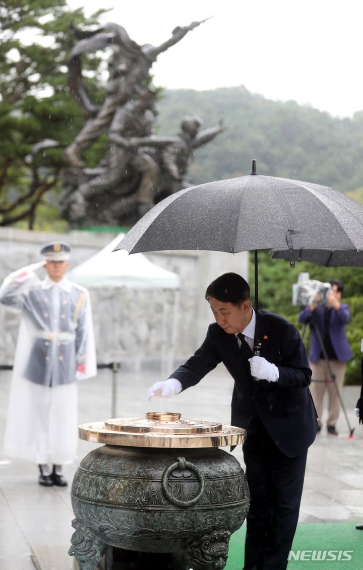 [서울=뉴시스] 조성봉 기자 = 이동관 신임 방송통신위원장이 28일 오전 서울 동작구 국립서울현충원을 찾아 참배하고 있다. 2023.08.28. suncho21@newsis.com