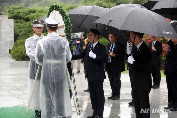 [서울=뉴시스] 조성봉 기자 = 이동관 신임 방송통신위원장이 28일 오전 서울 동작구 국립서울현충원을 찾아 참배하고 있다. 2023.08.28. suncho21@newsis.com