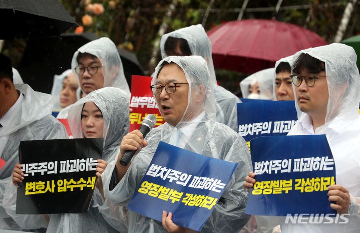[서울=뉴시스] 조성봉 기자 = 지난달 28일 오전 서울 서초구 법원삼거리에서 열린 '변호사 사무실 압수수색 행위 중단, 변호인의 의뢰인 비밀유지권 보장 촉구' 기자회견에서 김영훈 대한변호사협회 회장이 발언을 하고 있다. 2023.08.28. suncho21@newsis.com
