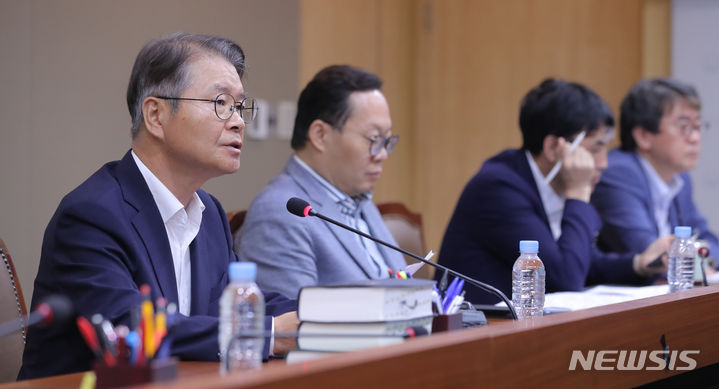 [서울=뉴시스] 김금보 기자 = 이정식 고용노동부 장관이 지난 8월28일 오전 서울 중구 서울고용노동청에서 열린 노동개혁 추진 점검회의에서 발언하고 있는 모습. 2023.08.28. kgb@newsis.com