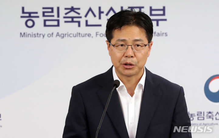 [세종=뉴시스] 강종민 기자 = 강혁석 농림축산식품부 기획조정실장이 지난 28일 세종시 정부세종청사에서 2024년 농식품부 예산안이 지난해보다 5.6% 증가한 18조 3330억원 규모로 편성됐다고 밝히고 있다. 2023.08.29. ppkjm@newsis.com