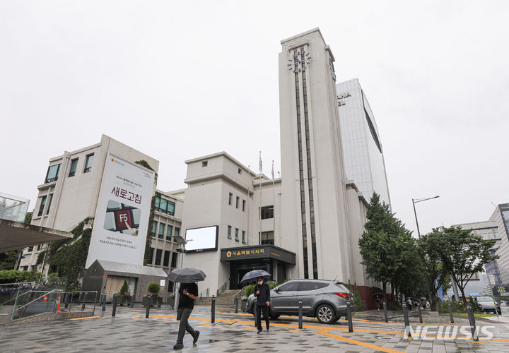 [서울=뉴시스] 권창회 기자 = 서울시의회 시계탑이 약 50년 만에 복원됐다. 서울시의회는 '서울의 옛 모습찾기' 일환으로 시의회 본관의 시계탑을 복원했다. 사진은 28일 오전 서울 중구 서울시의회에 복원된 시계탑. 2023.08.28. kch0523@newsis.com