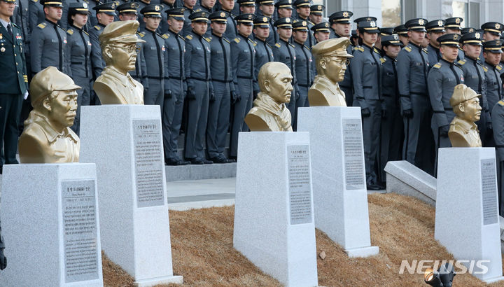 [서울=뉴시스] 박진희 기자 = 2018년 제99주년 삼일절인 1일 서울 노원구 육군사관학교에서 열린 독립전쟁 영웅 5인 흉상 제막식 모습. 독립전쟁 영웅 홍범도(왼쪽부터), 지청천, 신흥무관학교 설립자 이희영 선생, 독립전쟁 영웅 이범석, 김좌진 장군의 흉상은 장병들이 훈련한 탄피 300kg(소총탄 5만 여발 분량)을 녹여 제작하였다. 2023.08.28. pak7130@newsis.com