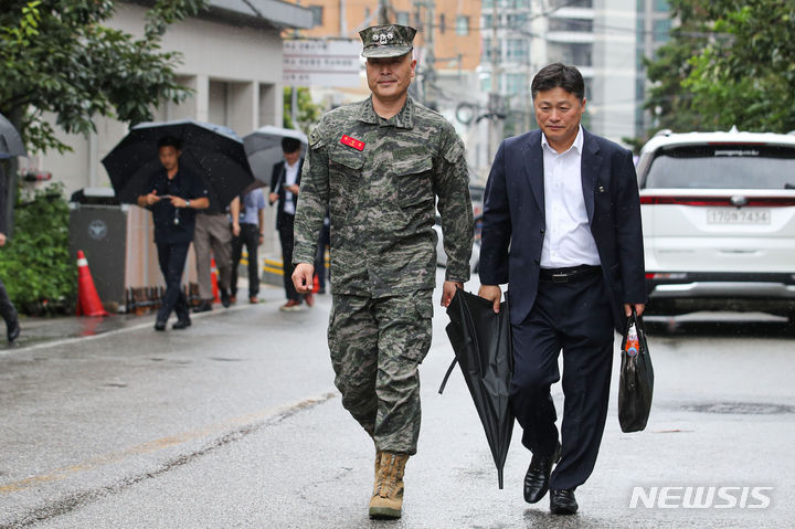 [서울=뉴시스] 권창회 기자 = 국방부 검찰단에 항명 혐의로 입건된 박정훈 전 해병대 수사단장(대령)이 28일 오후 서울 용산구 국방부 검찰단에 출석하고 있다. 2023.08.28. kch0523@newsis.com