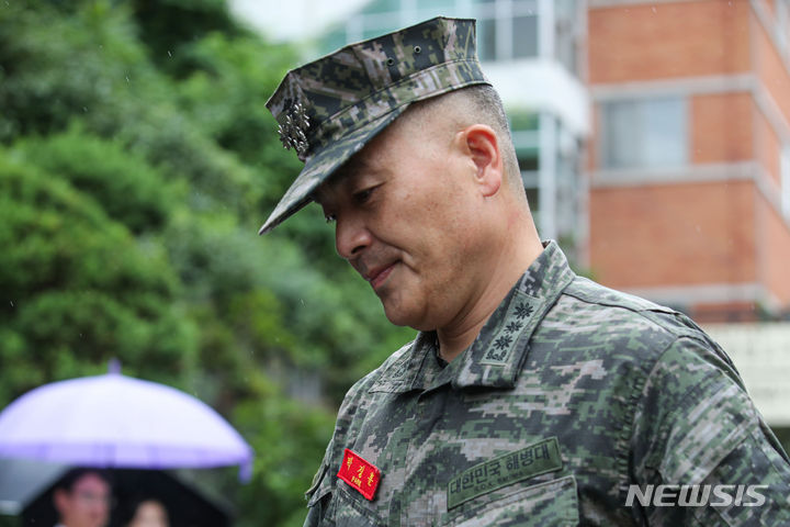 [서울=뉴시스] 권창회 기자 = 국방부 검찰단에 항명 혐의로 입건된 박정훈 전 해병대 수사단장(대령)이 28일 오후 서울 용산구 국방부 검찰단에 출석하고 있다. 2023.08.28. kch0523@newsis.com