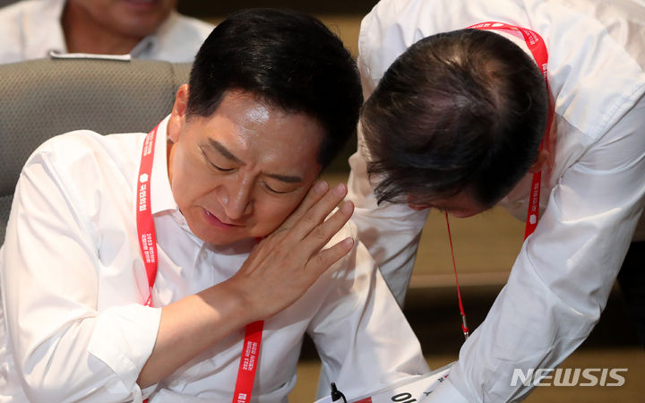 [인천=뉴시스] 추상철 기자 = 김기현 국민의힘 당 대표가 28일 오후 인천 중구 인천국제공항공사 인재개발원에서 열린 '국민과 함께 3대 개혁 완수-2023 국회의원 연찬회'에서 이철규 사무총장과 대화하고 있다. 2023.08.28. scchoo@newsis.com