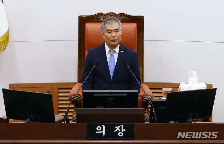 [서울=뉴시스] 최진석 기자 = 김현기 서울시의회 의장이 서울 중구 서울시의회에서 열린 제320회 임시회 제1차 본회의에서 개회사를 하고 있는 모습. 2023.08.28. myjs@newsis.com