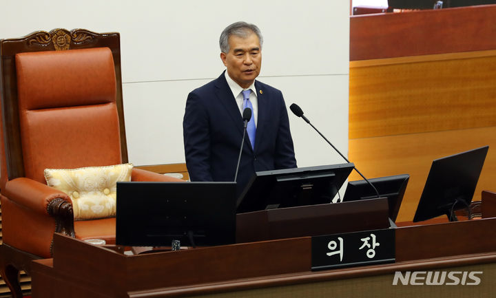 [서울=뉴시스] 최진석 기자 = 김현기 서울시의회 의장이 28일 서울 중구 서울시의회에서 열린 제320회 임시회 제1차 본회의에서 개회사를 하고 있다. 2023.08.28. myjs@newsis.com