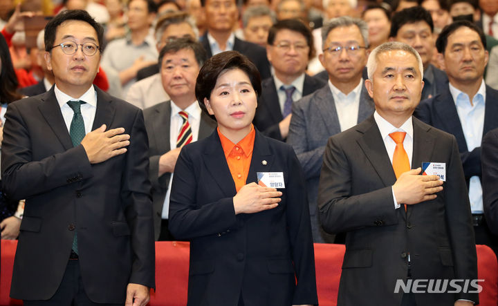 [서울=뉴시스] 고범준 기자 = 28일 오후 서울 여의도 국회 의원회관에서 열린 한국의희망 중앙당 창당대회에서 금태섭(왼쪽부) 전 의원, 양향자 공동대표, 최진석 상임대표가 국민의례를 하고 있다. 2023.08.28. bjko@newsis.com