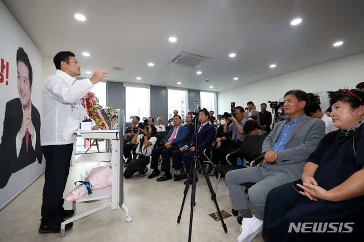 [서울=뉴시스] 조성봉 기자 = 김태우 국민의힘 강서구청장 보궐선거 예비후보가 28일 오후 서울 강서구 발산역 인근 한 빌딩에서 열린 '열정캠프' 개소식에서 포부를 밝히고 있다. 2023.08.28. suncho21@newsis.com