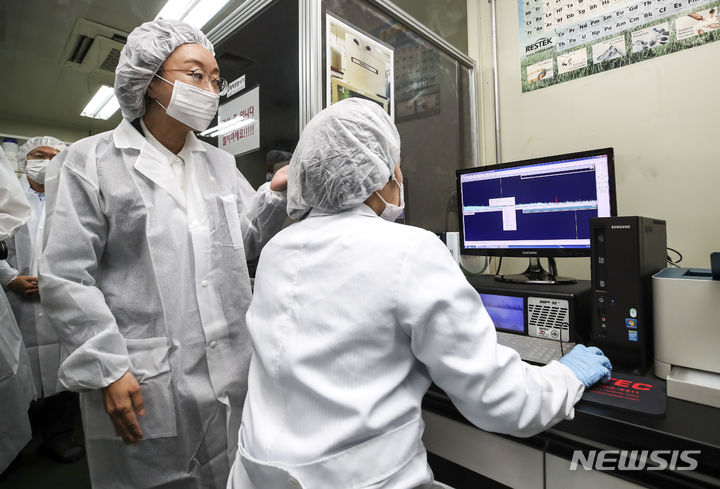 [인천=뉴시스] 정병혁 기자 = 오유경 식품의약품안전처장이 지난 2023년 8월 28일 인천 중구 수협중앙회 인천가공물류센터를 찾아 급식수산물에 대한 방사능검사 결과를 바라보고 있다. 해당 사진은 기사와 직접 관련이 없습니다. 2023.08.28. jhope@newsis.com
