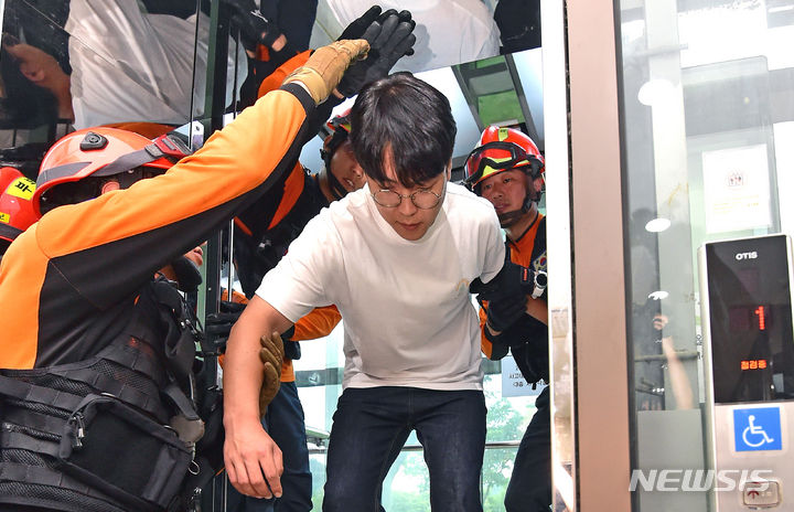 [대구=뉴시스] 이무열 기자 = 2023년 8월 28일 오후 대구 동구 안심도서관에서 열린 ‘2023년 승강기 사고대응 합동훈련’에서 소방대원들이 승강기에 갇힌 이용객을 구출하고 있다. 2023.08.28. lmy@newsis.com