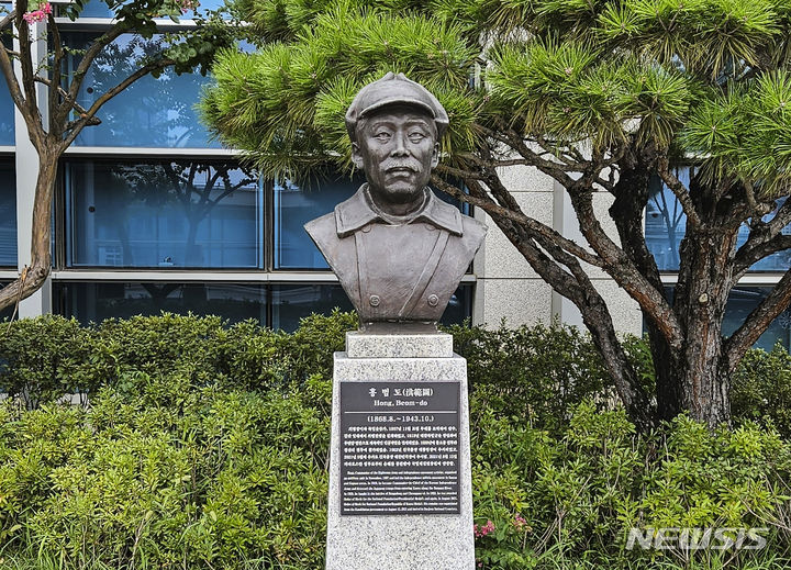 국방부 앞에 설치된 홍범도 장군 흉상.  [서울=뉴시스] 옥승욱 기자 = 국방부가 육군사관학교 내에 설치된 고(故) 홍범도 장군 흉상을 포함한 국방부 청사 앞에 설치된 흉상도 필요시 이전을 검토하고 있다고 밝혔다. 사진은 지난달 28일 서울 용산구 국방부 청사 앞에 설치된 고(故) 홍범도 장군 흉상 모습. 2023.08.28. okdol99@newsis.com